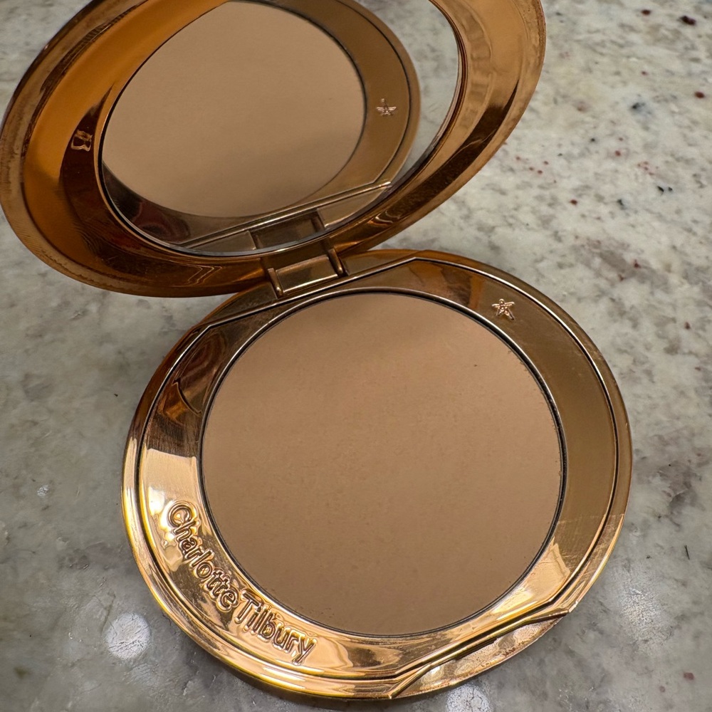 Charlotte Tilbury Gold Compact with Airbrush Flawless Finish